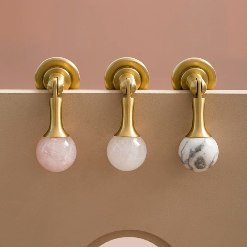 Weiße Kristallkugel + Messing  – Furniture Hardware Drop Pulls Bewertung und Preis